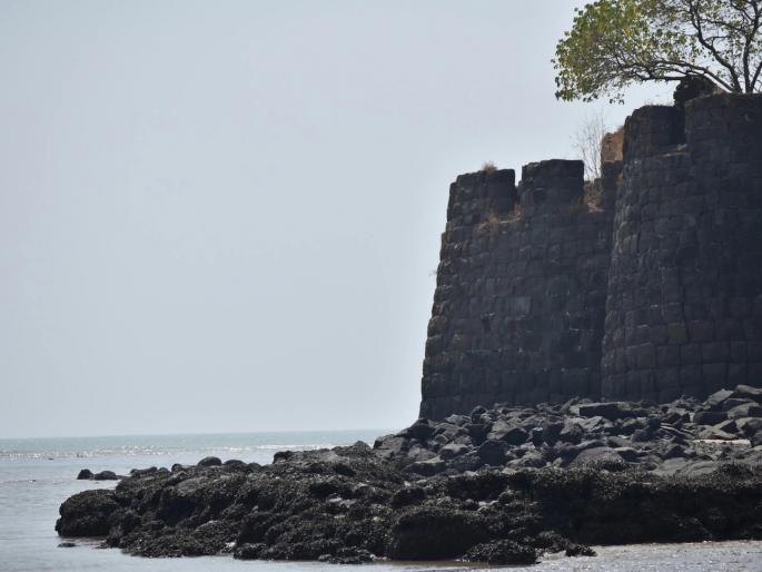 The condition of Colaba fort in Raigad will be far away | रायगडमधील कुलाबा किल्ल्याची दुरवस्था होणार दूर The condition of Colaba fort in Raigad will be far away | रायगडमधील कुलाबा किल्ल्याची दुरवस्था होणार दूर