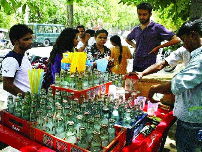 Increasing demand for cold drinks due to increase in heat | उन्हाची काहिली वाढल्याने थंड पेयांना वाढती मागणी Increasing demand for cold drinks due to increase in heat | उन्हाची काहिली वाढल्याने थंड पेयांना वाढती मागणी