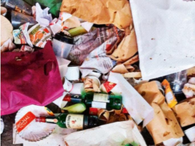 Cigarette butts and bottle caps! Drinking in the open outside the stadium: Youth intoxicated | सिगारेटची थोटकं अन् बाटल्यांचा खच! मैदानाबाहेर उघड्यावरच मद्यपान : तरुणाई नशेत धुंद Cigarette butts and bottle caps! Drinking in the open outside the stadium: Youth intoxicated | सिगारेटची थोटकं अन् बाटल्यांचा खच! मैदानाबाहेर उघड्यावरच मद्यपान : तरुणाई नशेत धुंद