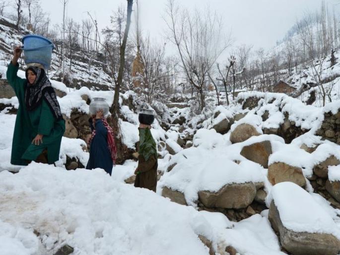 In Srinagar, the minimum temperature settled at minus 4.2 degrees Celsius | श्रीनगरमध्ये तापमान उणे ४.२ अंश सेल्सिअस, पारा आणखी उतरणार In Srinagar, the minimum temperature settled at minus 4.2 degrees Celsius | श्रीनगरमध्ये तापमान उणे ४.२ अंश सेल्सिअस, पारा आणखी उतरणार
