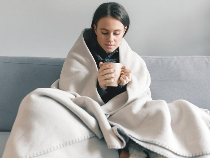 causes or reasons behind hand legs swelling in winter and remedies | थंडीत हातापायांना सुज येते का? जाणून घ्या त्यावरील घरगुती उपाय...सहज आणि सोपे causes or reasons behind hand legs swelling in winter and remedies | थंडीत हातापायांना सुज येते का? जाणून घ्या त्यावरील घरगुती उपाय...सहज आणि सोपे