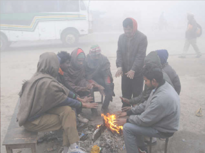 Cold snap in Hudhudi, Raigad district due to low temperature; A sheet of fog on the highways | तापमान घसरल्याने हुडहुडी, रायगड जिल्ह्यात थंडीचा कडाका; महामार्गांवर धुक्याची चादर Cold snap in Hudhudi, Raigad district due to low temperature; A sheet of fog on the highways | तापमान घसरल्याने हुडहुडी, रायगड जिल्ह्यात थंडीचा कडाका; महामार्गांवर धुक्याची चादर