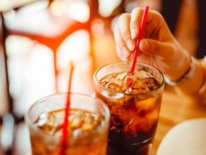 Drinking too cold drink can also be the cause of urine infection be careful | जास्त कोल्ड ड्रिंक्सचं सेवन करत असाल 'या' गंभीर समस्येसाठी रहा तयार!