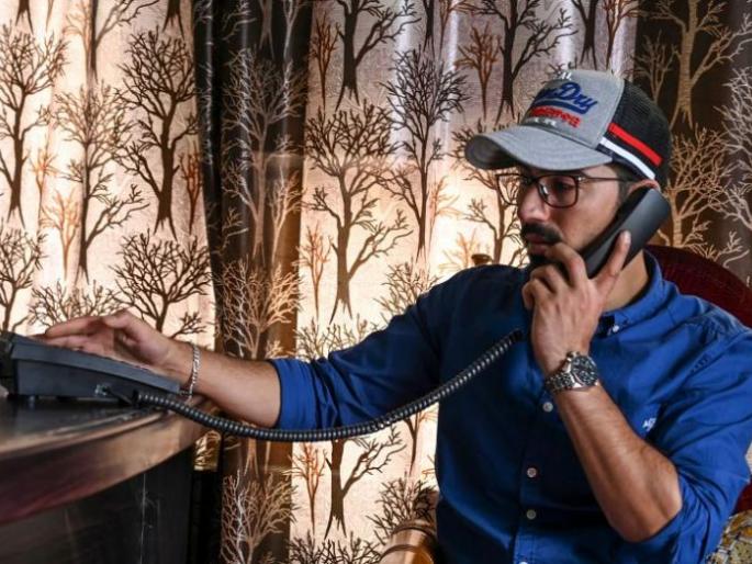 Landline Phone Users Charging Upto 50 Rupees Per Minute For Phone Calls To Relatives In Jammu Kashmir | बापरे! एका मिनिटाला मोजावे लागतात 50 रुपये; मोबाईल सेवा बंद असल्याने नागरिक झाले त्रस्त 