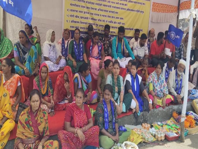 Vendors set up a market in front of Satara District Collectorate to protest against the no hawkers zone | सातारा जिल्हाधिकारी कार्यालयासमोर विक्रेत्यांनी भरविला बाजार Vendors set up a market in front of Satara District Collectorate to protest against the no hawkers zone | सातारा जिल्हाधिकारी कार्यालयासमोर विक्रेत्यांनी भरविला बाजार