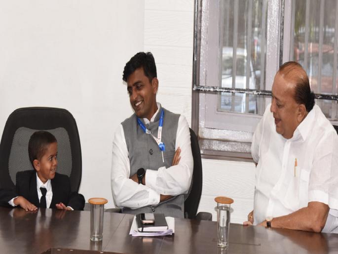 The little collector sits in the chair, Prasad jadhav from Nave Pargaon is the first recipient of Day with Collector | लहानगा प्रसाद सुटाबुटात जिल्हाधिकाऱ्यांच्या शेजारी अन् मंत्री मुश्रीफांच्या बैठकीला बसला, सगळ्यांमध्येच कुतूहलाचा विषय ठरला The little collector sits in the chair, Prasad jadhav from Nave Pargaon is the first recipient of Day with Collector | लहानगा प्रसाद सुटाबुटात जिल्हाधिकाऱ्यांच्या शेजारी अन् मंत्री मुश्रीफांच्या बैठकीला बसला, सगळ्यांमध्येच कुतूहलाचा विषय ठरला
