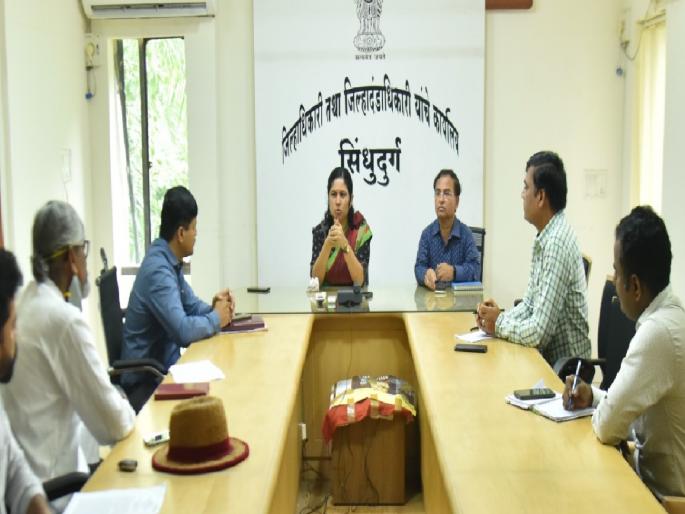 Amrut Mahotsav of Independence: Provide flag for Har Ghar Tiranga initiative, Sindhudurg District Collector instructs Chamber of Commerce | स्वातंत्र्याचा अमृत महोत्सव: 'हर घर तिरंगा' उपक्रमासाठी ध्वज उपलब्ध करा, जिल्हाधिकाऱ्यांची व्यापारी महासंघाला सूचना Amrut Mahotsav of Independence: Provide flag for Har Ghar Tiranga initiative, Sindhudurg District Collector instructs Chamber of Commerce | स्वातंत्र्याचा अमृत महोत्सव: 'हर घर तिरंगा' उपक्रमासाठी ध्वज उपलब्ध करा, जिल्हाधिकाऱ्यांची व्यापारी महासंघाला सूचना