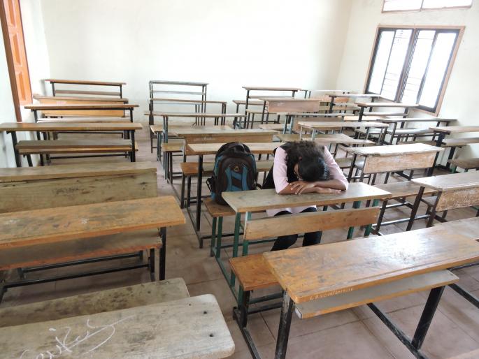 Satara: Students drown in class due to the collapse of the professors; | सातारा : प्राध्यापकांच्या संपामुळे वर्गात डुलक्या -महाविद्यालयात विद्यार्थ्यांची संख्या रोडावली Satara: Students drown in class due to the collapse of the professors; | सातारा : प्राध्यापकांच्या संपामुळे वर्गात डुलक्या -महाविद्यालयात विद्यार्थ्यांची संख्या रोडावली