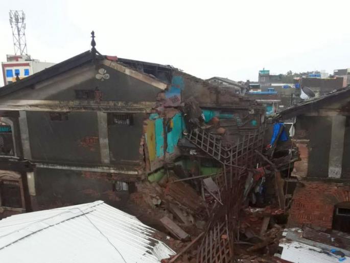 Luckily the wretchedness of the old: Kambale Wada in old Nashik collapsed | सुदैवाने अनर्थ टळला : जुन्या नाशकातील कांबळे वाडा कोसळला Luckily the wretchedness of the old: Kambale Wada in old Nashik collapsed | सुदैवाने अनर्थ टळला : जुन्या नाशकातील कांबळे वाडा कोसळला