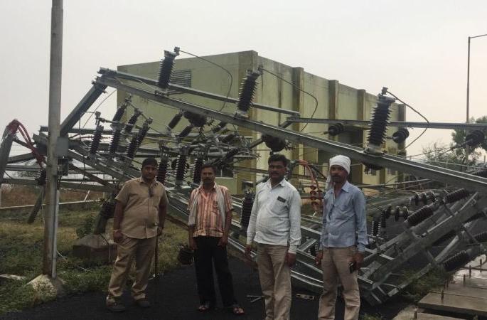 Transfarmer with platform collapsed due to the storm in Nagpur | नागपुरात वादळामुळे रोहित्राचा चबुतरा कोसळला Transfarmer with platform collapsed due to the storm in Nagpur | नागपुरात वादळामुळे रोहित्राचा चबुतरा कोसळला
