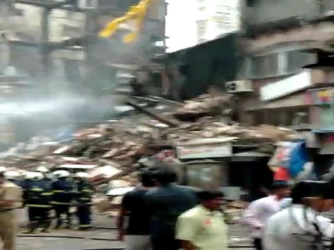 The death of a labour while demolishing a building which broke out big fire | आग लागलेल्या इमारतीचे पाडकाम करताना एका मजुराचा मृत्यू The death of a labour while demolishing a building which broke out big fire | आग लागलेल्या इमारतीचे पाडकाम करताना एका मजुराचा मृत्यू