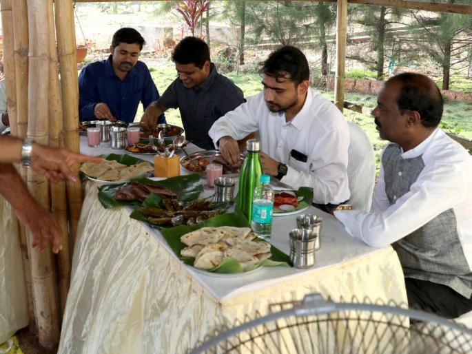 Sindhudurg collector took lunch in Vengurle garbage depot, praised the cleanliness of the district collectors | सिंधुदुर्ग जिल्हाधिकाऱ्यांनी घेतला वेंगुर्लेत कचरा डेपोमध्ये भोजनाचा आस्वाद, स्वच्छतेबाबत जिल्हाधिकाऱ्यांनी केले कौतुक Sindhudurg collector took lunch in Vengurle garbage depot, praised the cleanliness of the district collectors | सिंधुदुर्ग जिल्हाधिकाऱ्यांनी घेतला वेंगुर्लेत कचरा डेपोमध्ये भोजनाचा आस्वाद, स्वच्छतेबाबत जिल्हाधिकाऱ्यांनी केले कौतुक