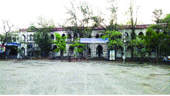 Old Sangli district collector's office quiet for the first time | जुने सांगली जिल्हाधिकारी कार्यालय प्रथमच शांत शांत...इमारत अनेक वर्षांची साक्षीदार