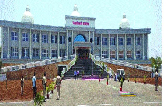 Revenue Library at the Collector's Office | जिल्हाधिकारी कार्यालयात महसूलविषयक पुस्तकांचा खजिना एकाच ठिकाणी मिळणार