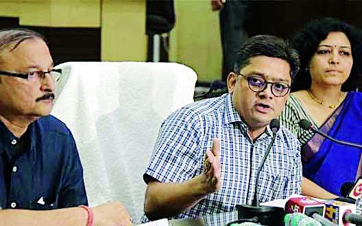 Role of Collector Ashwin Mudgal in adviser | जिल्हाधिकारी अश्विन मुदगल मार्गदर्शकाच्या भूमिकेतही Role of Collector Ashwin Mudgal in adviser | जिल्हाधिकारी अश्विन मुदगल मार्गदर्शकाच्या भूमिकेतही