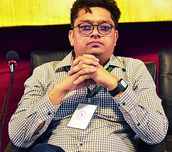 Penal action for those candidates: District collector warned | तर त्या उमेदवारांवर दंडात्मक कारवाई : जिल्हाधिकाऱ्यांचा इशारा Penal action for those candidates: District collector warned | तर त्या उमेदवारांवर दंडात्मक कारवाई : जिल्हाधिकाऱ्यांचा इशारा