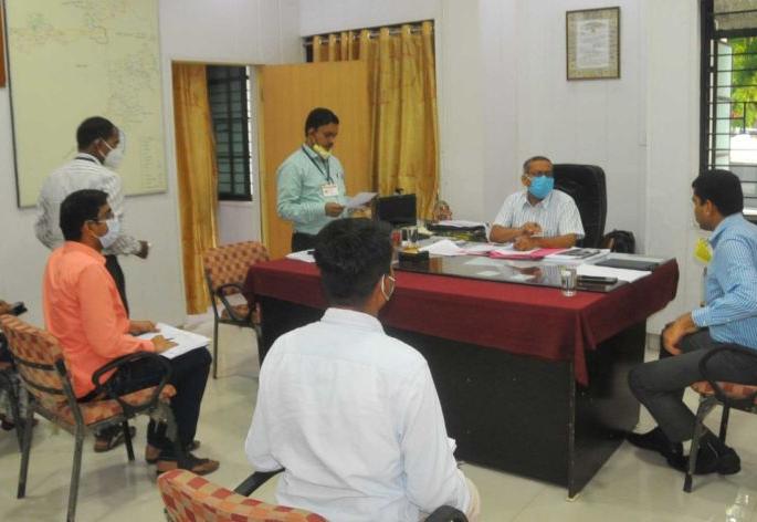 If the oxygen level is low, the doctor should refer the patient to Kovid Hospital | ऑक्सिजनची पातळी कमी असल्यास डॉक्टरांनी रुग्णाला कोविड हॉस्पिटलला पाठवावे If the oxygen level is low, the doctor should refer the patient to Kovid Hospital | ऑक्सिजनची पातळी कमी असल्यास डॉक्टरांनी रुग्णाला कोविड हॉस्पिटलला पाठवावे