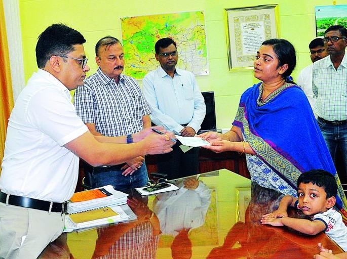 On the hands of District Collector Mudgal, the teacher wives each of the 15 lakhs help | जिल्हाधिकारी मुदगल यांच्या हस्ते ‘त्या’ शिक्षक पत्नींना प्रत्येकी १५ लाखाची मदत