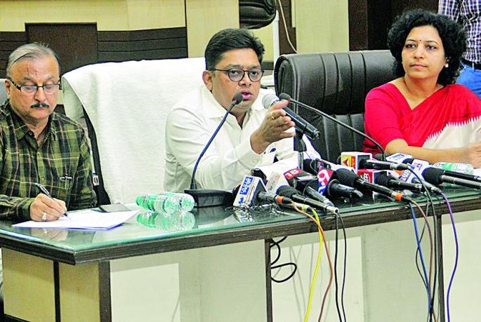 Counting of votes in 120 polling booths on 20 tables in each round | प्रत्येक फेरीत २० टेबलवर १२० मतदान केंद्रावरील मतमोजणी Counting of votes in 120 polling booths on 20 tables in each round | प्रत्येक फेरीत २० टेबलवर १२० मतदान केंद्रावरील मतमोजणी