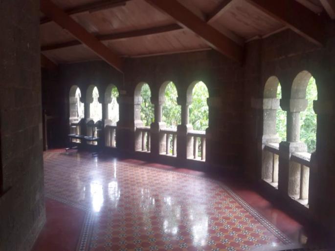 Petrol spilled on the limbs of the Deputy Collector; Handcuffs by police | उपजिल्हाधिकाऱ्यांच्या दालनात अंगावर ओतले पेट्रोल; पोलिसांनी ठोकल्या बेड्या