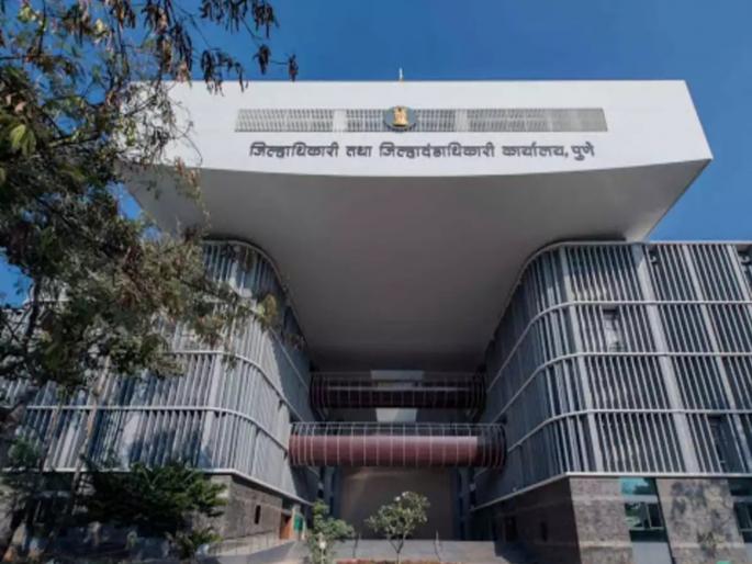 old women placed a sign at the District Collector door. | जिल्हाधिकाऱ्यांच्या दारात आजीबाईंनी मांडला ठिय्या old women placed a sign at the District Collector door. | जिल्हाधिकाऱ्यांच्या दारात आजीबाईंनी मांडला ठिय्या