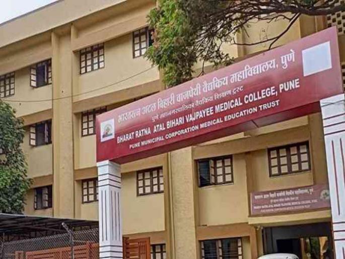 10 lakh bribe for admission in medical college Shaifek on Dean office Congress aggressive in Pune | वैद्यकीय महाविद्यालयात प्रवेशासाठी १० लाखांची लाच; डीनच्या कार्यालयावर शाईफेक, पुण्यात काँग्रेस आक्रमक 10 lakh bribe for admission in medical college Shaifek on Dean office Congress aggressive in Pune | वैद्यकीय महाविद्यालयात प्रवेशासाठी १० लाखांची लाच; डीनच्या कार्यालयावर शाईफेक, पुण्यात काँग्रेस आक्रमक