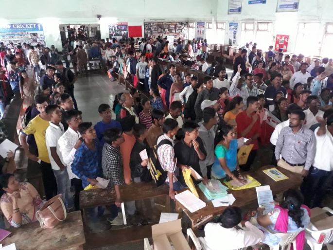 Efforts to close the eleventh admission process in Kolhapur, | कोल्हापूरात अकरावीची प्रवेशप्रक्रिया बंद पाडण्याचा प्रयत्न, वादावादी