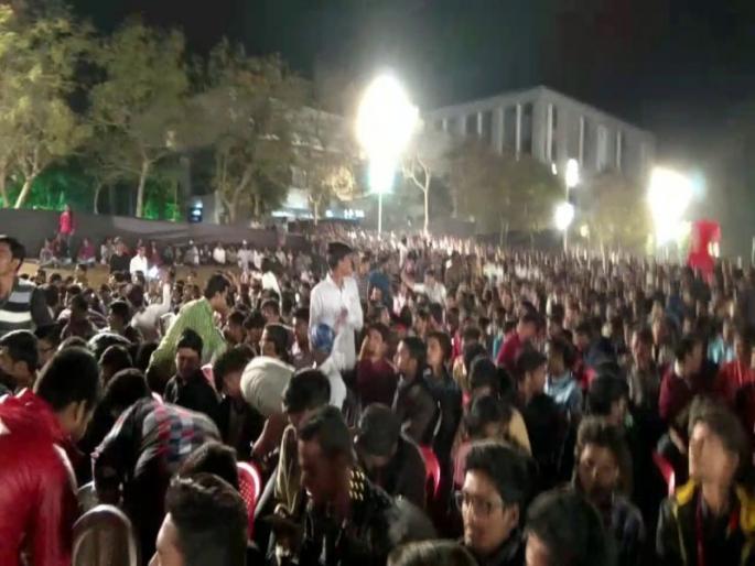 Action on youth in amalner | स्नेहसंमेलनात गोंधळ घालणाºया अमळनेरातील तरुणांवर कारवाई Action on youth in amalner | स्नेहसंमेलनात गोंधळ घालणाºया अमळनेरातील तरुणांवर कारवाई