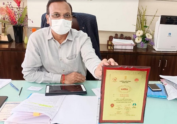 Remarkable performance during Corona period special award to District Collector of Ratnagiri | कोरोना काळात उल्लेखनीय कामगिरी, रत्नागिरीच्या जिल्हाधिकाऱ्यांचा विशेष पुरस्काराने गौरव Remarkable performance during Corona period special award to District Collector of Ratnagiri | कोरोना काळात उल्लेखनीय कामगिरी, रत्नागिरीच्या जिल्हाधिकाऱ्यांचा विशेष पुरस्काराने गौरव