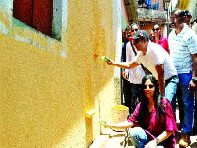 The wall of the painted with the wife of the Commissioner | आयुक्तांनी पत्नीसोबत रंगवल्या भिंती The wall of the painted with the wife of the Commissioner | आयुक्तांनी पत्नीसोबत रंगवल्या भिंती