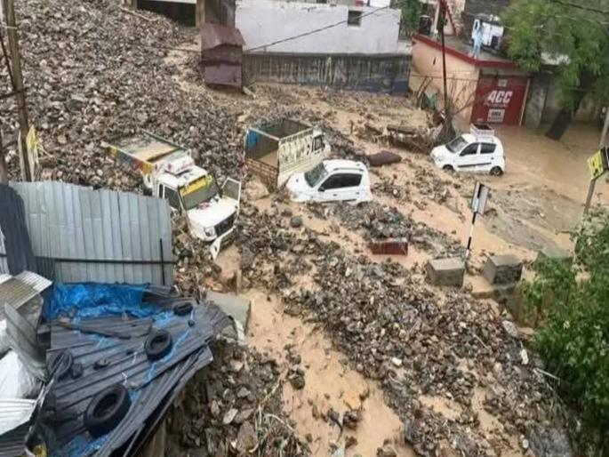 Three people died due to cloudburst in Jammu and Kashmir's Ramban district on Sunday | काश्मीरमध्ये हाहाकार! ढगफुटीने तीन जणांचा मृत्यू; १०० हून अधिक लोकांना वाचवण्यात यश Three people died due to cloudburst in Jammu and Kashmir's Ramban district on Sunday | काश्मीरमध्ये हाहाकार! ढगफुटीने तीन जणांचा मृत्यू; १०० हून अधिक लोकांना वाचवण्यात यश
