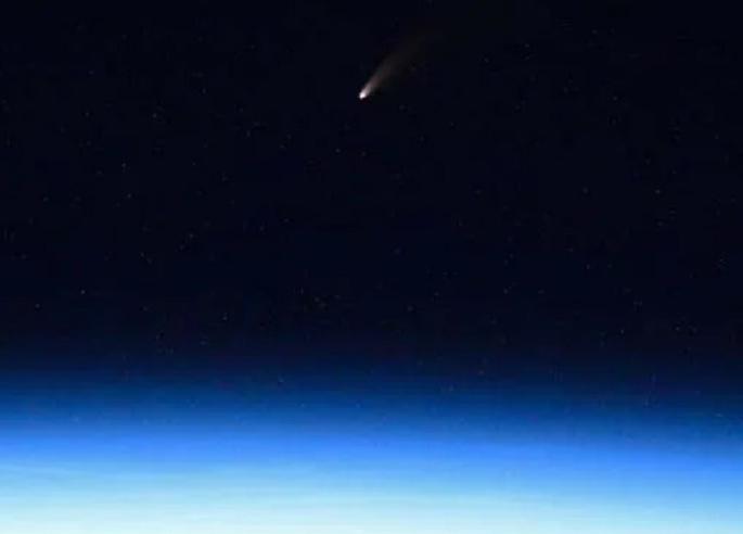 comet neowise or c 2020 f3 as it came into view of earth bob behnken share photo on twitter | अद्भूत! पृथ्वीच्या अगदी जवळ दिसला Comet Neowise; अंतराळवीराने शेअर केला फोटो 