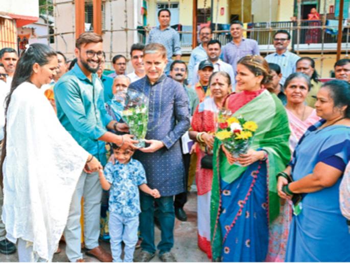 Appreciated by snacking with 'them'; Commissioner's Diwali for the first time in sanitation workers colony | आयुक्त आले; ‘त्यांच्या’सोबत फराळ करून कौतुक केले; पहिल्यांदाच स्वच्छता कर्मचारी वसाहतीत आयुक्तांची दिवाळी Appreciated by snacking with 'them'; Commissioner's Diwali for the first time in sanitation workers colony | आयुक्त आले; ‘त्यांच्या’सोबत फराळ करून कौतुक केले; पहिल्यांदाच स्वच्छता कर्मचारी वसाहतीत आयुक्तांची दिवाळी