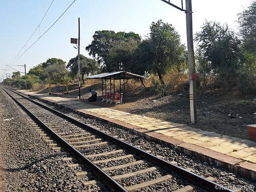 Accused in the murder case commit suside by taking a jump from the train | खुन प्रकरणातील आरोपीची रेल्वेतून उडी घेऊन आत्महत्या