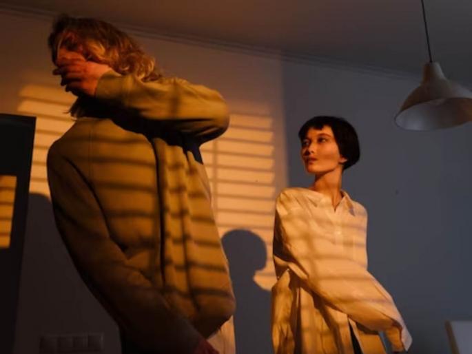 slap your colleague face if poor performance hong kong insurance company says to employs for motivation internet shocked | अरे बापरे! कंपनीचं अजब फर्मान, खराब कामगिरीवर कर्मचारी एकमेकांना थप्पड मारणार slap your colleague face if poor performance hong kong insurance company says to employs for motivation internet shocked | अरे बापरे! कंपनीचं अजब फर्मान, खराब कामगिरीवर कर्मचारी एकमेकांना थप्पड मारणार