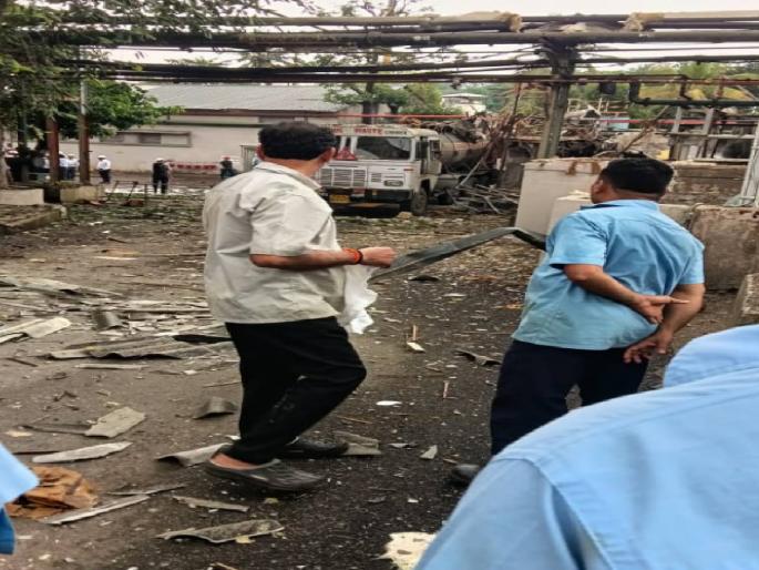 Financial assistance to the family of the deceased in the tanker explosion of Century Company and employment to one | संच्युरी कंपनीच्या टँकर स्फोटात मृत झालेल्याच्या कुटुंबाला आर्थिक मदत व एकाला नोकरी Financial assistance to the family of the deceased in the tanker explosion of Century Company and employment to one | संच्युरी कंपनीच्या टँकर स्फोटात मृत झालेल्याच्या कुटुंबाला आर्थिक मदत व एकाला नोकरी