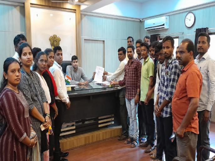 Contractual employees in village panchayats of Sindhudurg district are on strike from today, 40 services along with birth and death certificates have been disrupted | सिंधुदुर्ग जिल्ह्यातील ग्रामपंचायतींमधील कंत्राटी कर्मचारी आज पासून संपावर, जन्म-मृत्यूच्या दाखल्यासह ४० सेवा खोळंबल्या! Contractual employees in village panchayats of Sindhudurg district are on strike from today, 40 services along with birth and death certificates have been disrupted | सिंधुदुर्ग जिल्ह्यातील ग्रामपंचायतींमधील कंत्राटी कर्मचारी आज पासून संपावर, जन्म-मृत्यूच्या दाखल्यासह ४० सेवा खोळंबल्या!