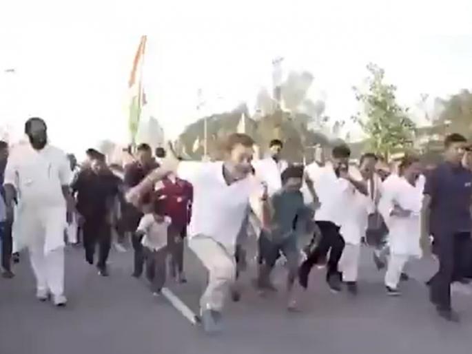 Congress leader Rahul Gandhi ran with students in Bharat Jodo Yatra, security guards were confused | भारत जोडो यात्रेत राहुल गांधी शाळकरी मुलांसोबत धावले; सुरक्षा कर्मचाऱ्यांचा उडाला गोंधळ Congress leader Rahul Gandhi ran with students in Bharat Jodo Yatra, security guards were confused | भारत जोडो यात्रेत राहुल गांधी शाळकरी मुलांसोबत धावले; सुरक्षा कर्मचाऱ्यांचा उडाला गोंधळ