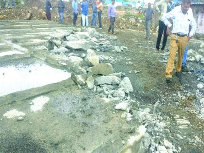 The concrete route broke quite a bit | काँक्रिटचा रस्ता चक्क तोडला The concrete route broke quite a bit | काँक्रिटचा रस्ता चक्क तोडला