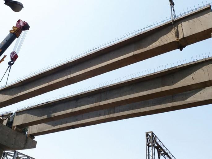Eight girts of concrete at the Thakurli flyover | ठाकुर्लीतील उड्डाणपुलावर बसवले काँक्रीटचे आठ गर्डर Eight girts of concrete at the Thakurli flyover | ठाकुर्लीतील उड्डाणपुलावर बसवले काँक्रीटचे आठ गर्डर