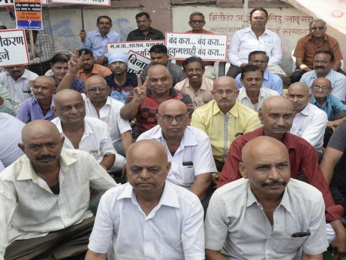 condemn of administration from the shopkeepers of Jalgaon | सामुहिक मुंडन करीत जळगावातील गाळेधारकांकडून प्रशासनाचा निषेध condemn of administration from the shopkeepers of Jalgaon | सामुहिक मुंडन करीत जळगावातील गाळेधारकांकडून प्रशासनाचा निषेध