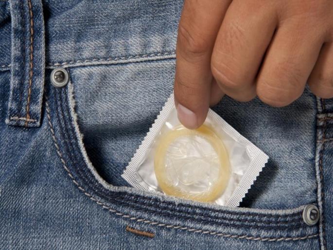 Demanding body pleasure and sex by showing condoms case has been filed against Father Leka | निर्लज्जपणाचा कळस; कामगार महिलेला कंडोम दाखवून बाप-लेकाने केली शरीरसुखाची मागणी Demanding body pleasure and sex by showing condoms case has been filed against Father Leka | निर्लज्जपणाचा कळस; कामगार महिलेला कंडोम दाखवून बाप-लेकाने केली शरीरसुखाची मागणी