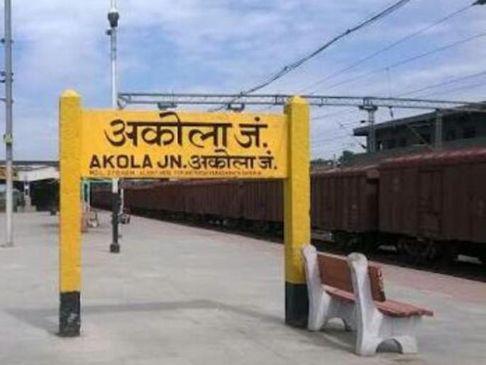 Confusion regarding trains; Crowds of citizens at the station | रेल्वेगाड्यांसंदर्भात संभ्रम; स्थानकावर नागरिकांची गर्दी Confusion regarding trains; Crowds of citizens at the station | रेल्वेगाड्यांसंदर्भात संभ्रम; स्थानकावर नागरिकांची गर्दी