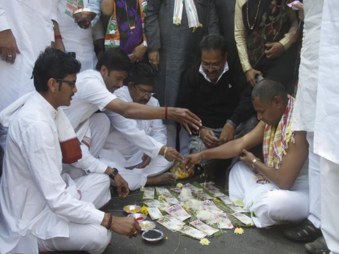 congress oppose demonetisation | नोटाबंदीविरोधात मानवी साखळी, मोर्चा, व्यंगचित्र प्रदर्शन तर समर्थनार्थ भाजपाची स्वाक्षरी मोहीम congress oppose demonetisation | नोटाबंदीविरोधात मानवी साखळी, मोर्चा, व्यंगचित्र प्रदर्शन तर समर्थनार्थ भाजपाची स्वाक्षरी मोहीम