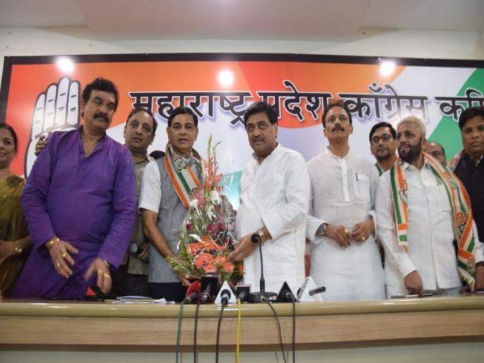 former police officer Ravindra Angre's entry into Congress | एन्काऊंटर फेम माजी पोलीस अधिकारी रविंद्र आंग्रे यांचा काँग्रेसमध्ये प्रवेश former police officer Ravindra Angre's entry into Congress | एन्काऊंटर फेम माजी पोलीस अधिकारी रविंद्र आंग्रे यांचा काँग्रेसमध्ये प्रवेश