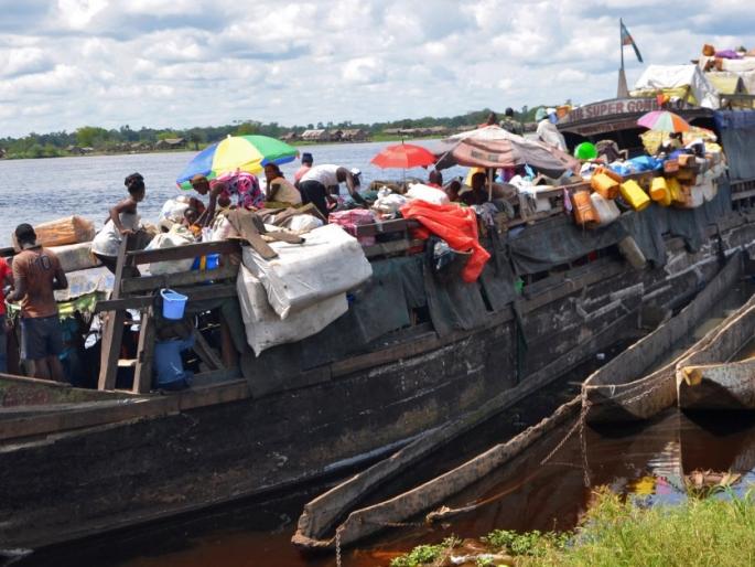 60 people died and most of missing after overloaded boat sink in congo river | भयंकर! कांगो नदीत ७०० प्रवाशांना नेणारे जहाज उलटले; ३०० जणांना वाचवले, १०० बेपत्ता 60 people died and most of missing after overloaded boat sink in congo river | भयंकर! कांगो नदीत ७०० प्रवाशांना नेणारे जहाज उलटले; ३०० जणांना वाचवले, १०० बेपत्ता
