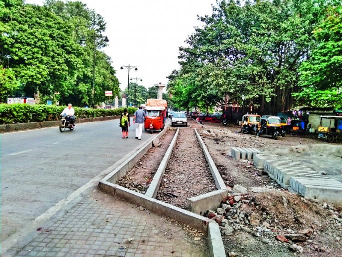 Only fifteen kilometers of roads are decoration In just three years, | तीन वर्षांत फक्त पंधरा किलोमीटरचे रस्ते सुशोभित Only fifteen kilometers of roads are decoration In just three years, | तीन वर्षांत फक्त पंधरा किलोमीटरचे रस्ते सुशोभित