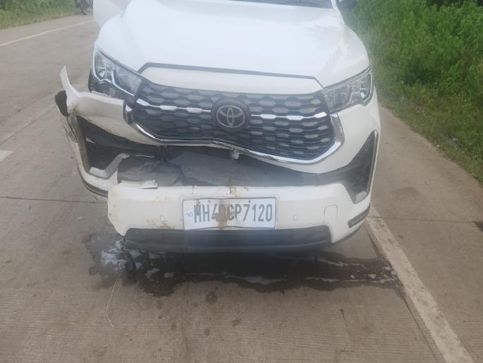 Car of Congress leaders hit wild boars All six survived when the air bags deployed | काँग्रेस नेत्यांची गाडी रानडुकरांवर आदळली; सहाही एअर बॅग उघडल्याने बचावले Car of Congress leaders hit wild boars All six survived when the air bags deployed | काँग्रेस नेत्यांची गाडी रानडुकरांवर आदळली; सहाही एअर बॅग उघडल्याने बचावले