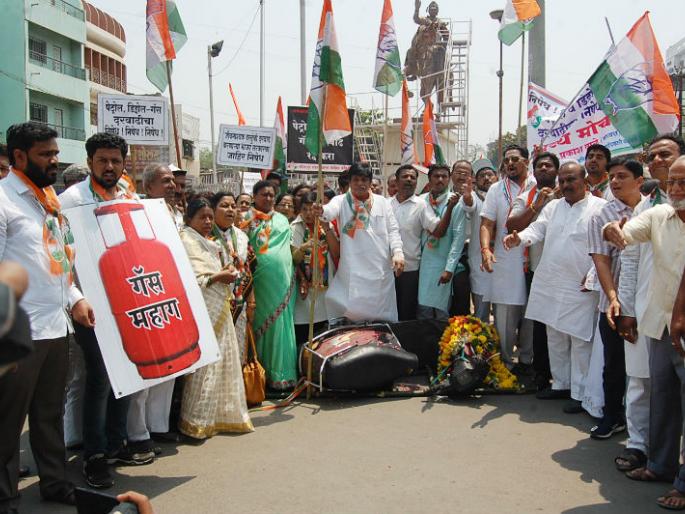 Congress movement in Solapur, against BJP government | भाजप सरकारच्या विरोधात सोलापूरातील काँग्रेसचे आंदोलन Congress movement in Solapur, against BJP government | भाजप सरकारच्या विरोधात सोलापूरातील काँग्रेसचे आंदोलन