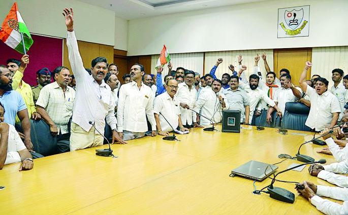 Congress conducts attack on Nagpur municipality | काँग्रेसचा नागपूर मनपावर हल्लाबोल